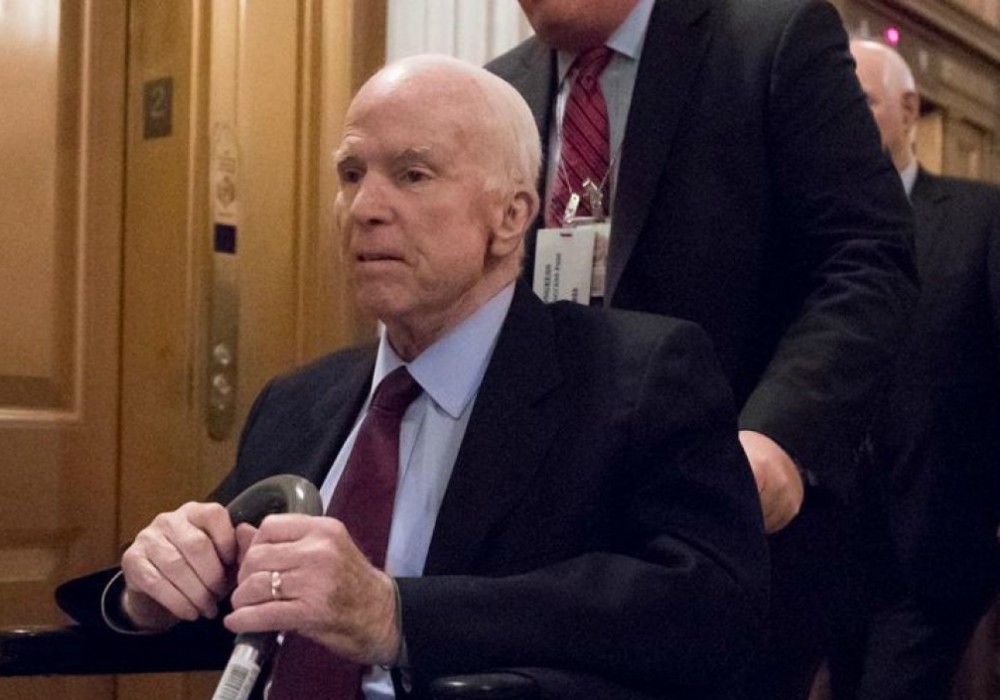 John McCain prepara su propio funeral sin la presencia de Trump