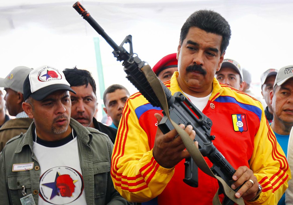 Presidente de Venezuela amenaza con tomar las armas