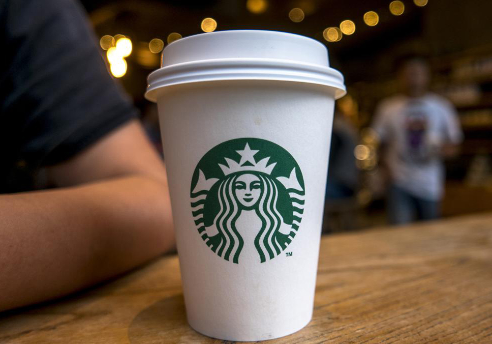 Cierran Starbucks de Estados Unidos para dar curso antidiscriminación a empleados