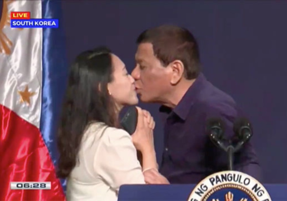 Presidente de Filipinas le pide un beso en la boca a una trabajadora durante un acto