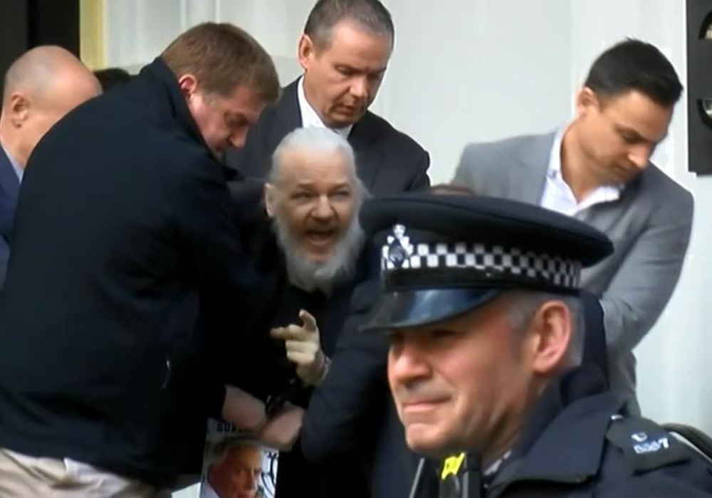 Julian Assange es detenido en Londres