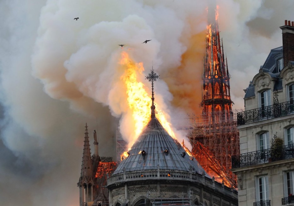 Incendio en Notre Dame continúa sin control