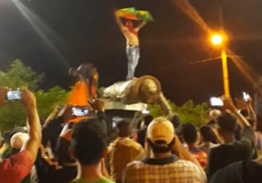 Derriban una estatua dedicada a Hugo Chávez en Bolivia