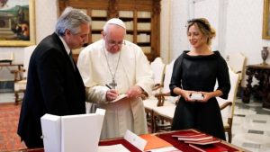 Papa Francisco se reúne con presidente de Argentina